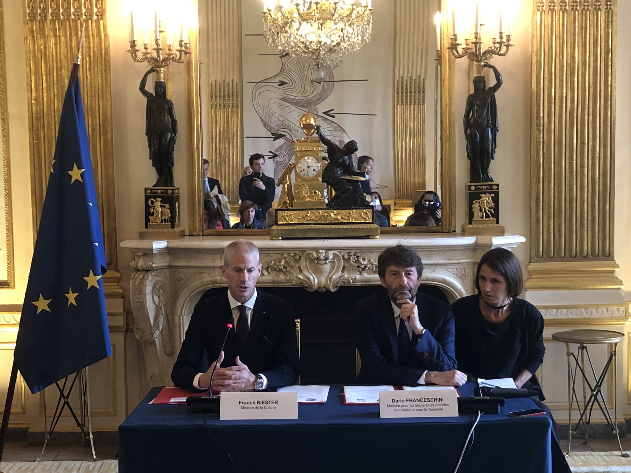 Foto dal profilo Twitter dell'ambasciata italiana in Francia